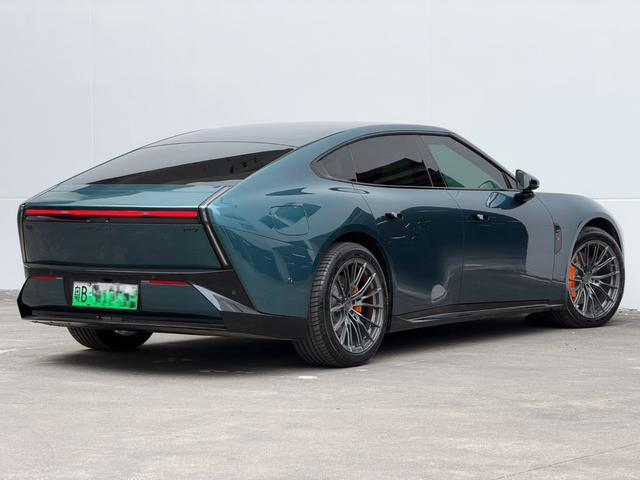 سيارة XPENG P7 إصدار 2025 معتمدة مستعملة، 750 دفع رباعي، عالية الأداء، فائقة الأداء