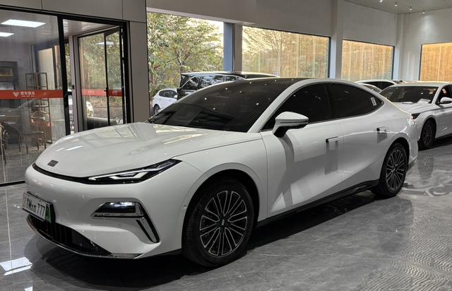 Certificated Pre-Owned Geely Galaxy Xingyao 8 PHEV 2025 Edition 130km EM-i Premium Version -u22763859