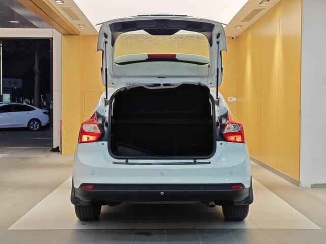 Certificated Used Ford Focus 2012 Model Hatchback 1.6L Automatic Fashion Style Trim