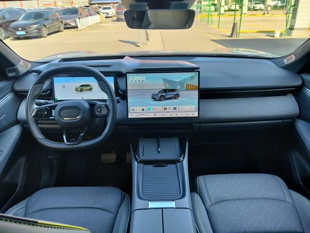 Certificated Pre-Owned Lynk & Co 08 EM-P 2025 220 Four-Wheel Drive Performance Halo -u22085685