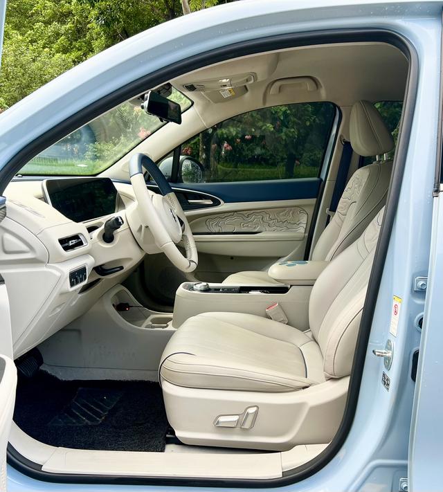 Certificated Pre-Owned Ora Good Cat 2022 Morandi Edition 400km Standard Range Luxury Model Lithium Iron Phosphate