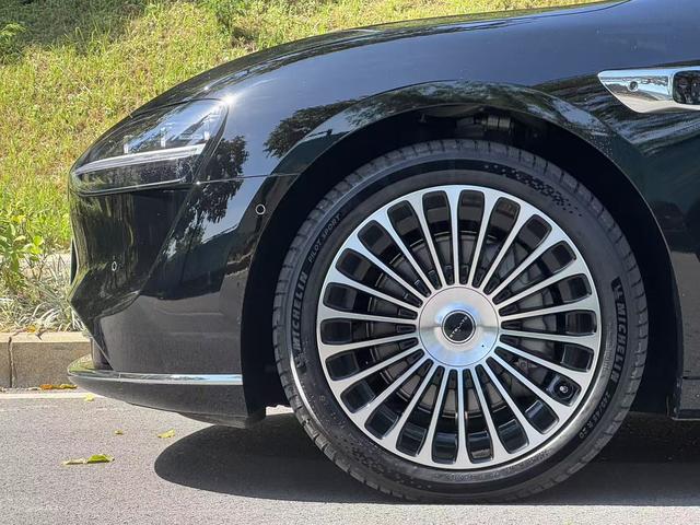 Pre - Owned Voyah S9 2025 Extended - Range Rear - Wheel Drive Ultra