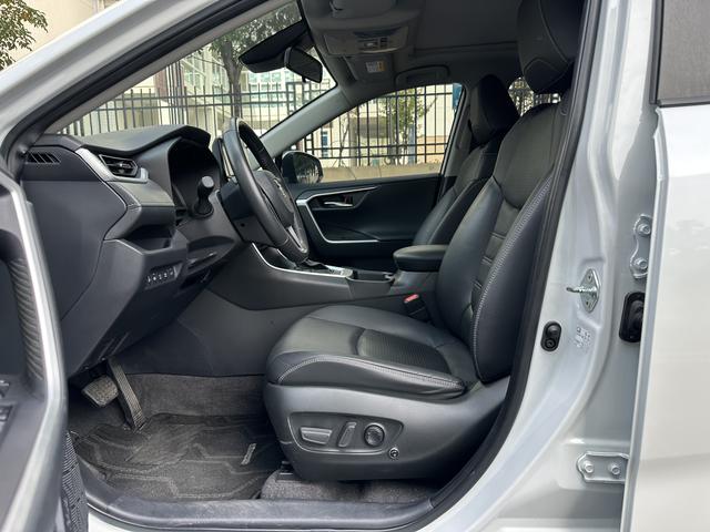 Certificated Pre-Owned RAV4 Rongfang 2023 2.0L CVT Two-Wheel Drive 20th Anniversary Platinum Limited Edition - u22665870