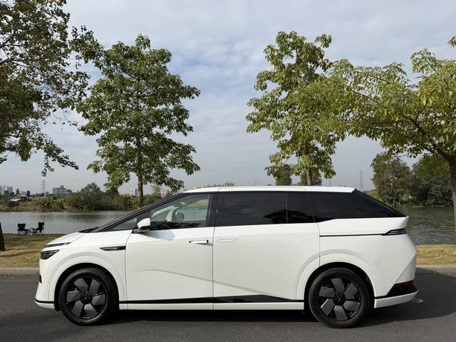 Pre-Owned XPeng X9 2024 Model 610 Long-Range Pro