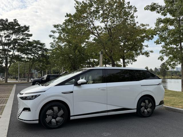 Pre-Owned XPeng X9 2024 Model 610 Long-Range Pro