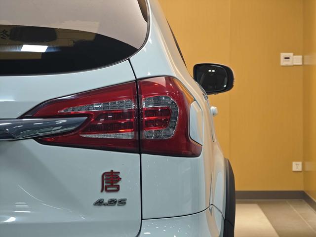 Certificated Used BYD Tang DM 2015 Edition DM 2.0T 4WD Flagship Model