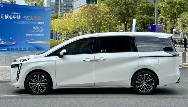 Certificated Used GAC Trumpchi E8 Phev 2024 2.0Atk 150Km Max Version