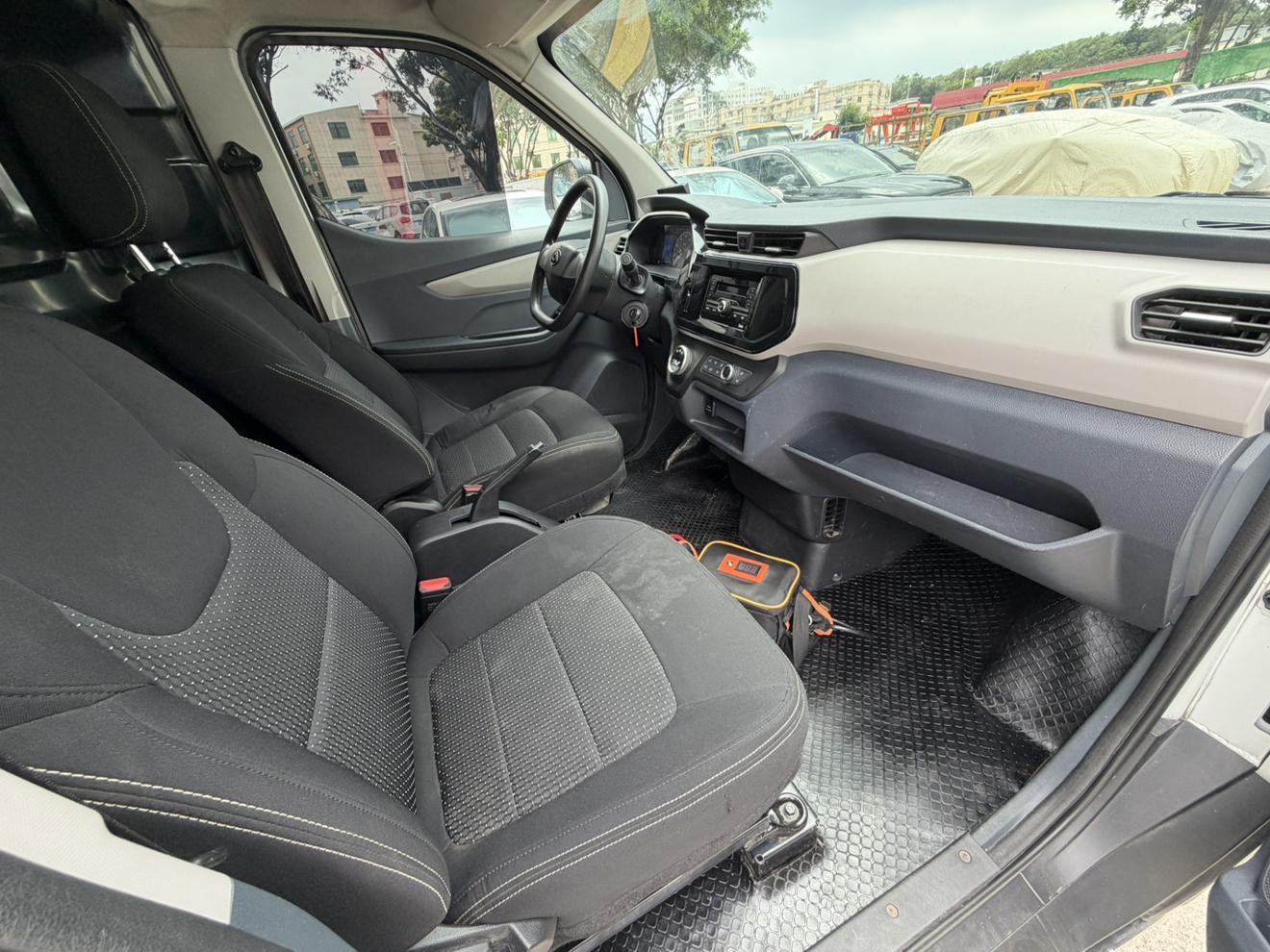Certificated Pre-Owned SAIC Maxus EV30 2023 Long Wheelbase CATL Pure Electric Intelligent Logistics Expert -u24133452