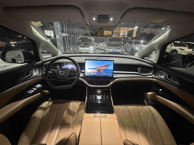 Certificated Pre-Owned Denza D9 DM 2024 1050 Premium Edition
