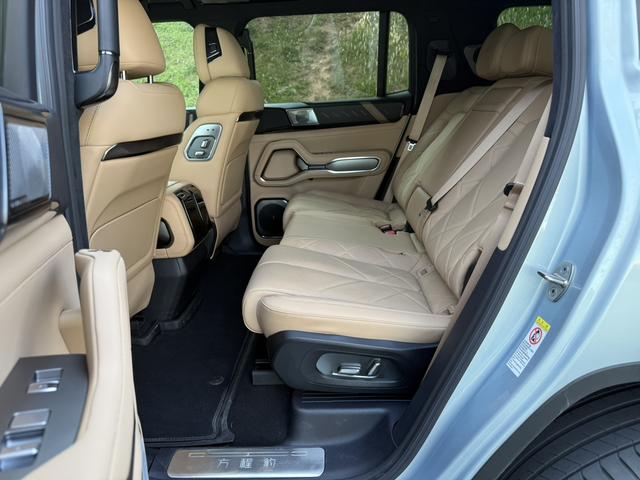 Certificated Pre-Owned Formula Leopard 8 2025 Brave and Wise Flagship Edition 7-Seater -u22495275